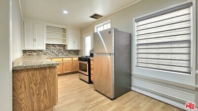 1022 S Norton Ave, Unit B in Los Angeles, CA - Foto de edificio - Building Photo