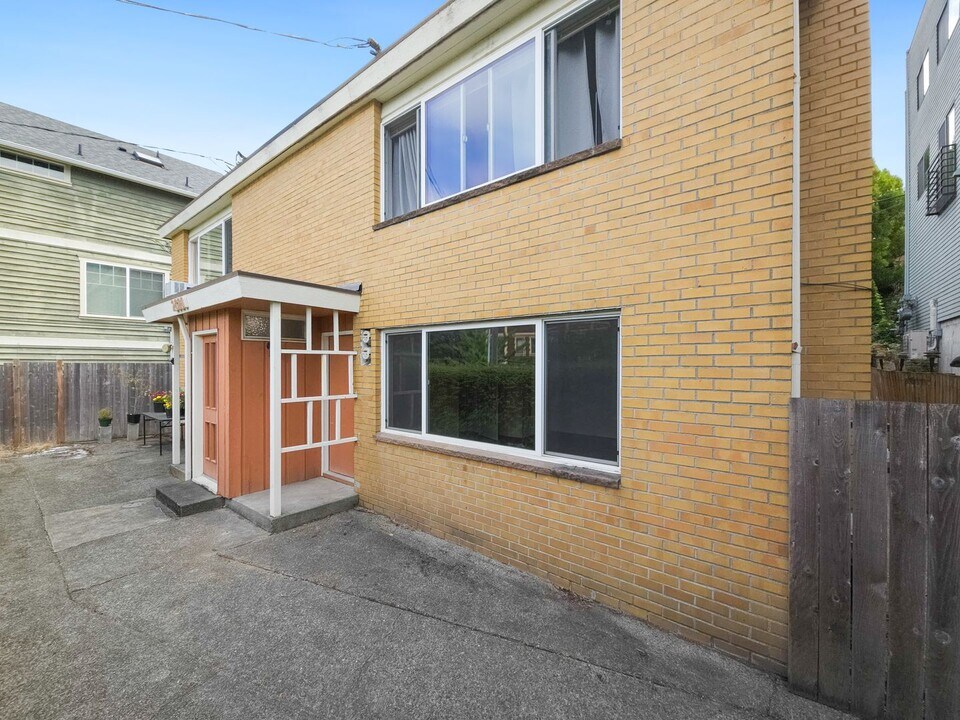 2020 Eastlake Ave E in Seattle, WA - Building Photo