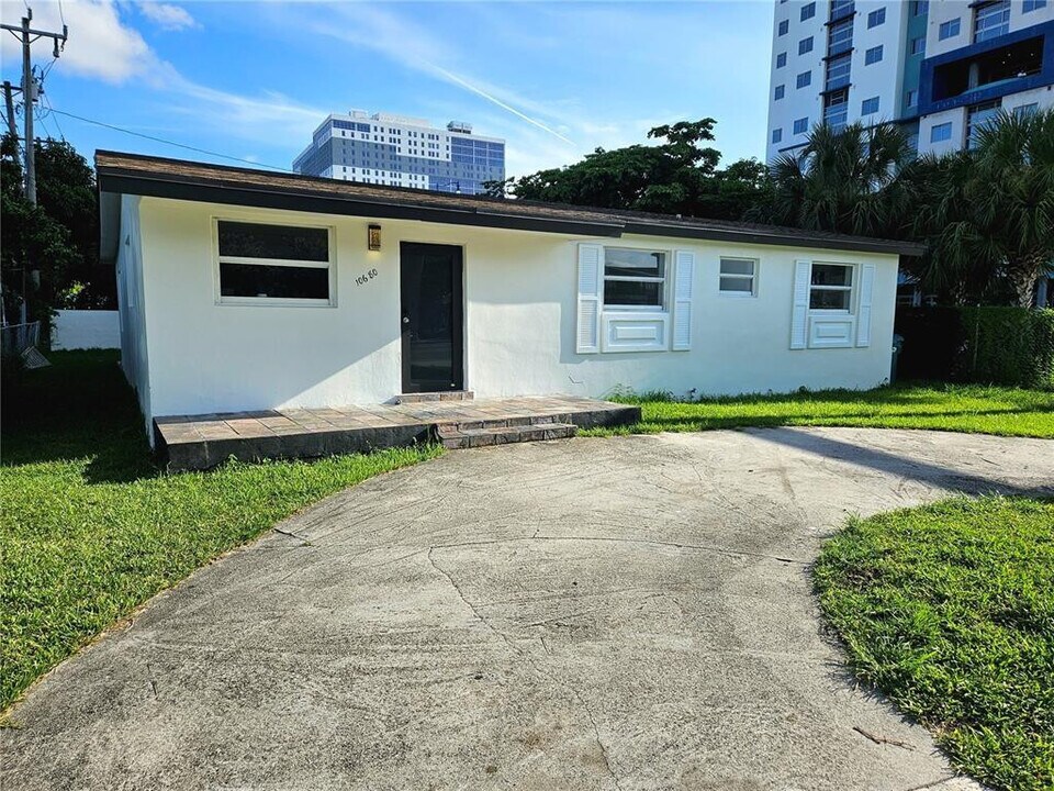 10680 SW 4th St in Miami, FL - Building Photo