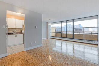 Elmpark Manor Apartments in Toronto, ON - Building Photo - Interior Photo