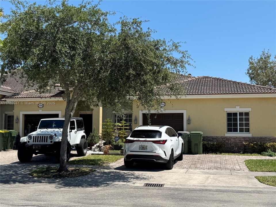 3384 NE 11th Dr in Homestead, FL - Foto de edificio