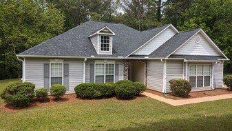 105 Foxdale Dr in Lagrange, GA - Building Photo