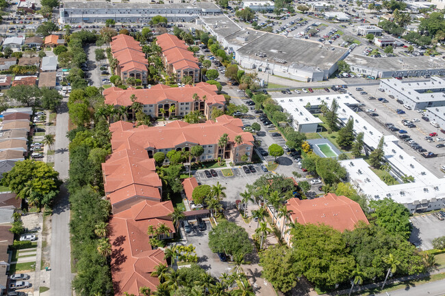 Gables Court in Miami, FL - Foto de edificio - Building Photo