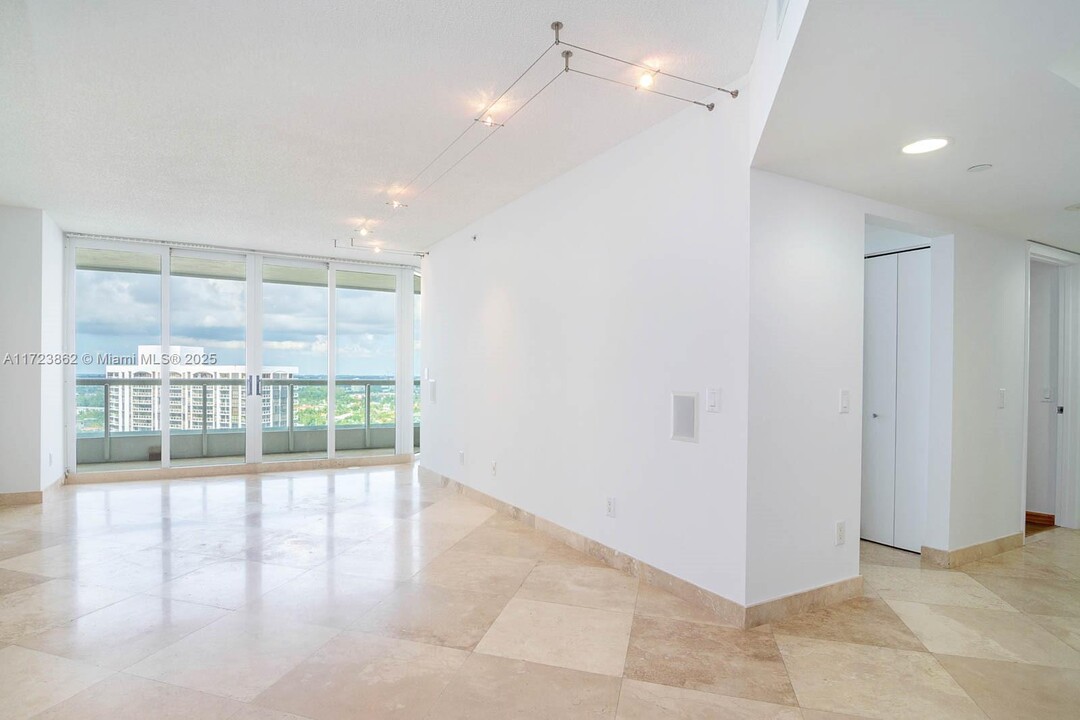 21055 Yacht Club Dr, Unit 2104 in Aventura, FL - Building Photo