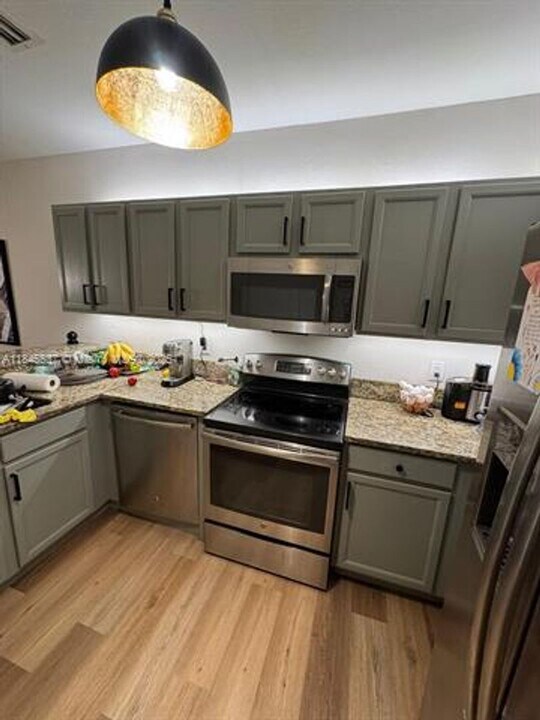 8960 NW 97th Ave in Medley, FL - Building Photo