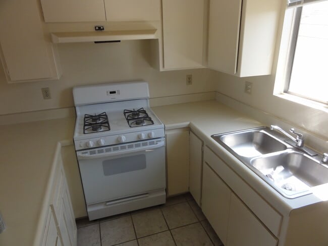 3412 Falcon Ave, Unit 3414-one half in Long Beach, CA - Foto de edificio - Building Photo