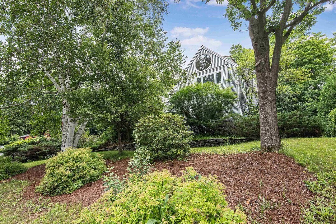 11 Harbor Ridge Rd in South Burlington, VT - Building Photo
