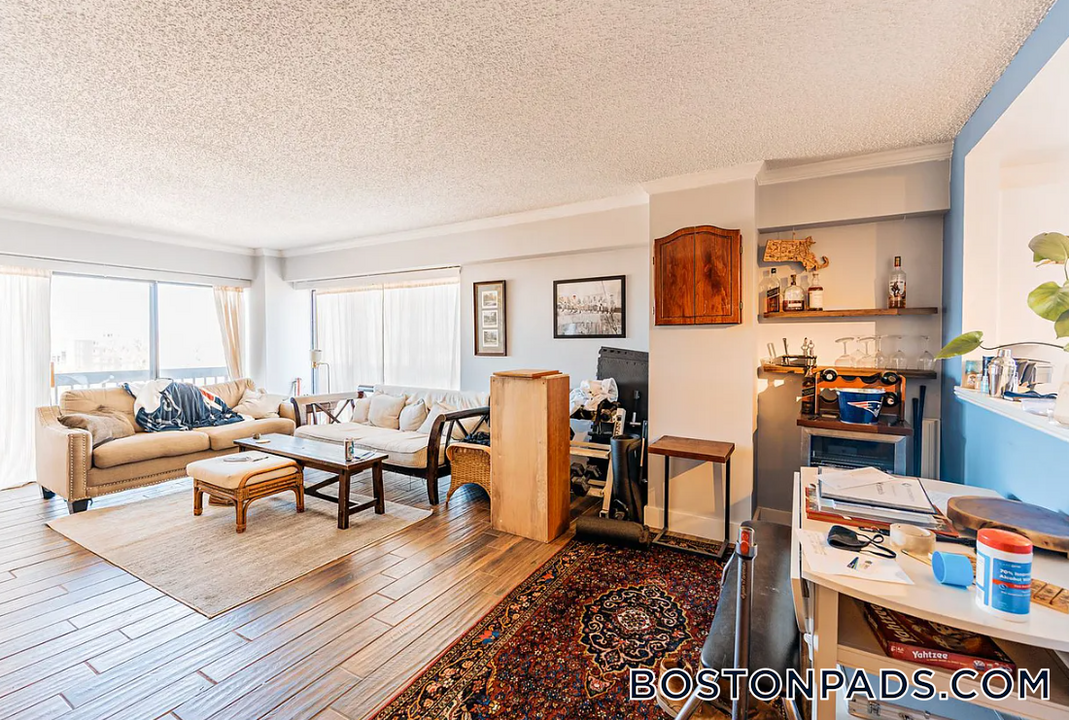 15 N Beacon St in Boston, MA - Building Photo