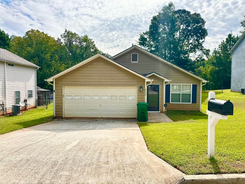 4552 Latchwood Dr in Stonecrest, GA - Building Photo