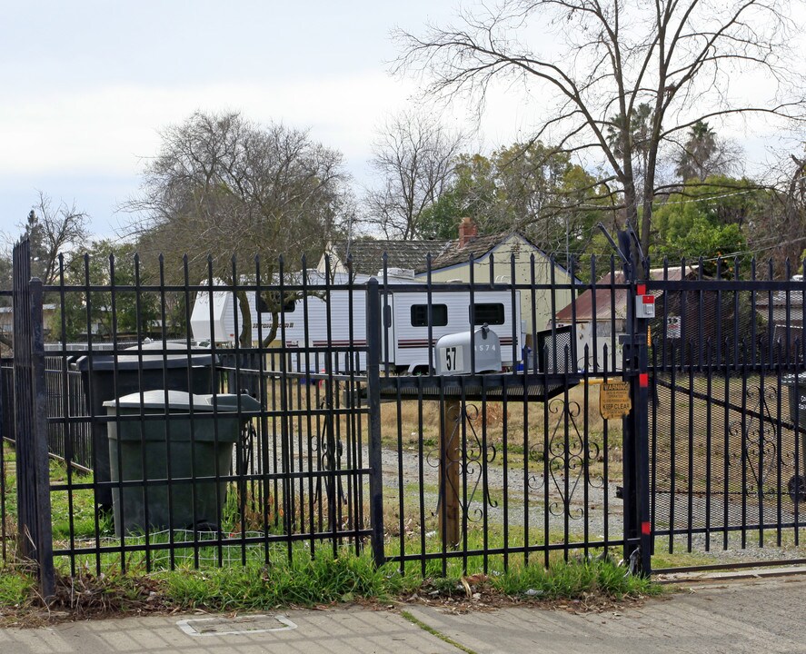 4570 Perry Ave in Sacramento, CA - Foto de edificio