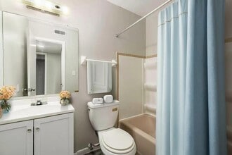 Coves at Columbus on Karl in Columbus, OH - Building Photo - Building Photo