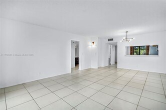 2206 S Cypress Bend Dr in Pompano Beach, FL - Building Photo - Building Photo