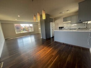 896 Patterson Ave in Kelowna, BC - Building Photo - Building Photo
