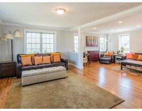 50 Matthew Ln in Waltham, MA - Foto de edificio - Building Photo