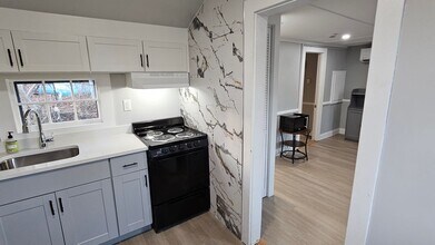 825 Scenic Hwy in Bourne, MA - Foto de edificio - Building Photo