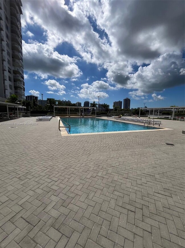 18061 Biscayne Blvd in Aventura, FL - Building Photo - Building Photo