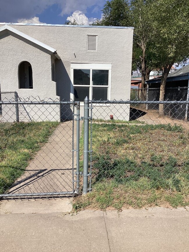 property at 307 N Avenue D