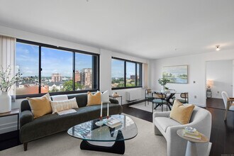 300 Broad St in Stamford, CT - Building Photo - Building Photo