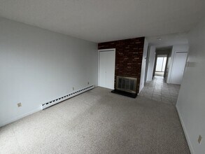 295 Redstone Hill Rd, Unit 75B in Bristol, CT - Foto de edificio - Building Photo