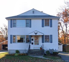 985 Slater Rd in New Britain, CT - Building Photo