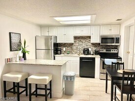 5385 Treetops Dr in Naples, FL - Building Photo