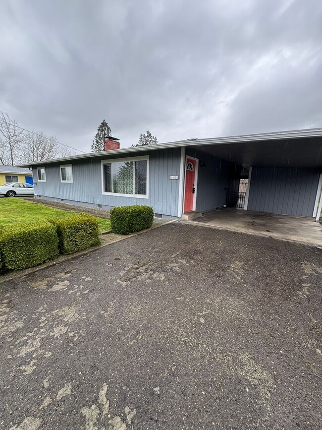 401 NW Tumlin Ave in Winston, OR - Building Photo - Building Photo