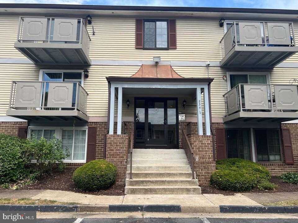 8357 Claremont Woods Dr in Alexandria, VA - Building Photo