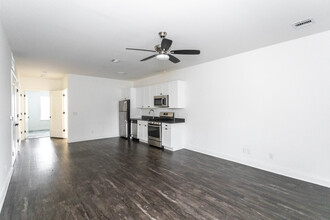 Greymore Flats in Bay Shore, NY - Building Photo - Interior Photo