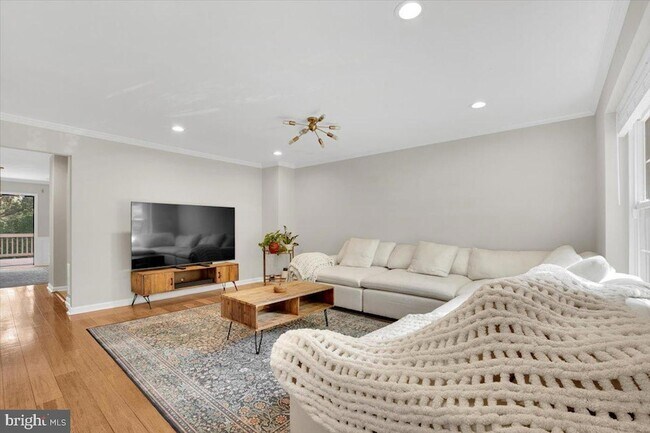 8605 Western Oak Dr in Springfield, VA - Building Photo - Building Photo