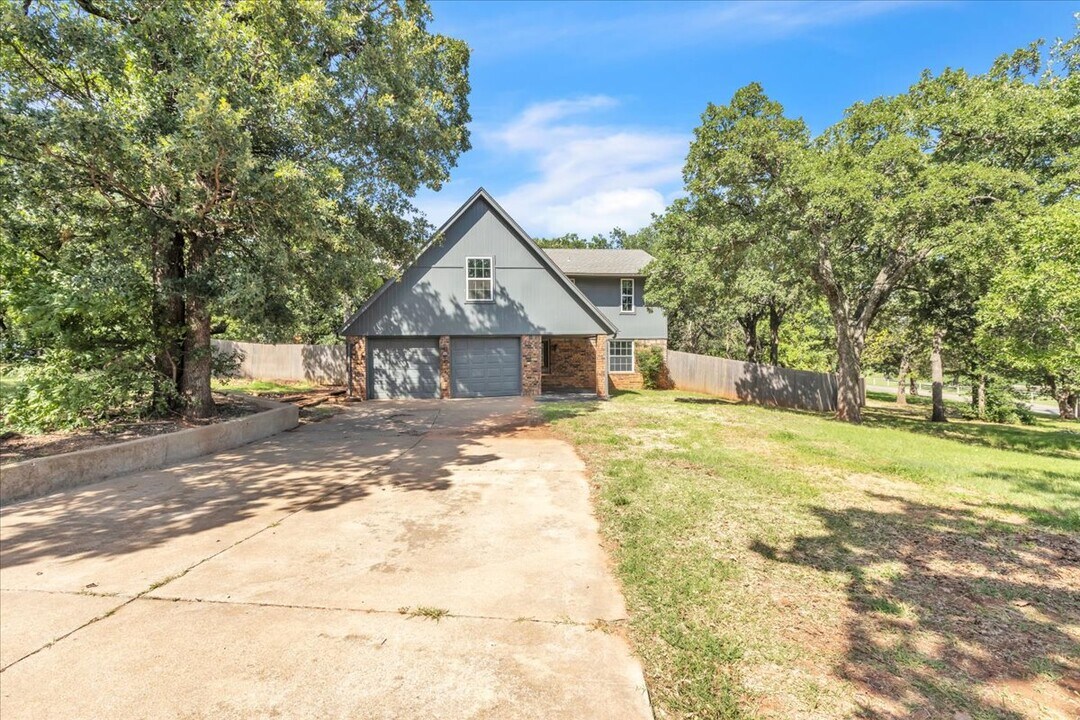 9710 N Oak Cliff Dr in Edmond, OK - Building Photo