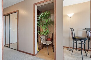 78 10th St E in St. Paul, MN - Building Photo