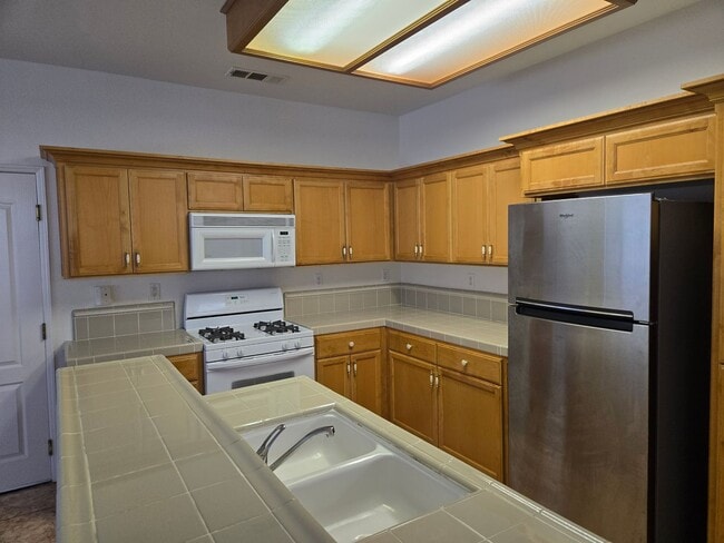 3621 S Bollinger Ct in Visalia, CA - Building Photo - Building Photo