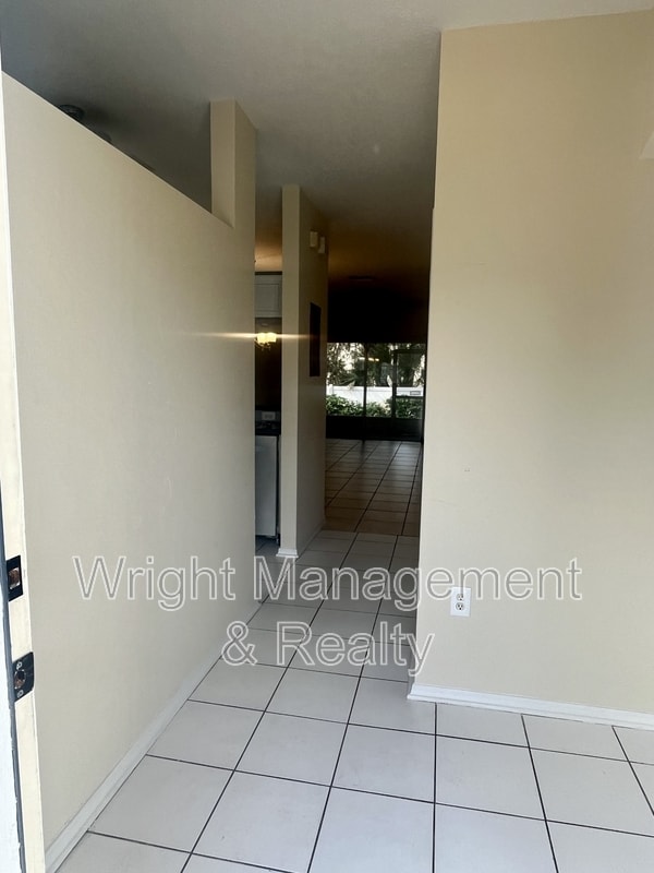 2348 Lake Woodberry Cir in Brandon, FL - Building Photo - Building Photo