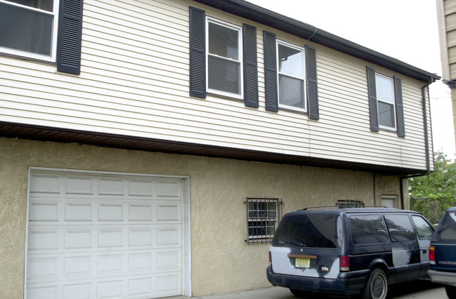 207-209 Clifford St in Newark, NJ - Foto de edificio - Building Photo