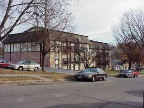 Chalet Apartments in Omaha, NE - Building Photo - Building Photo