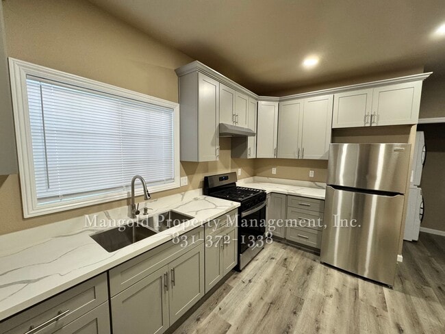 1317 Manzano Way in Salinas, CA - Building Photo - Building Photo