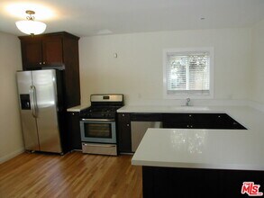 2221 Ocean Park Blvd in Santa Monica, CA - Building Photo - Building Photo