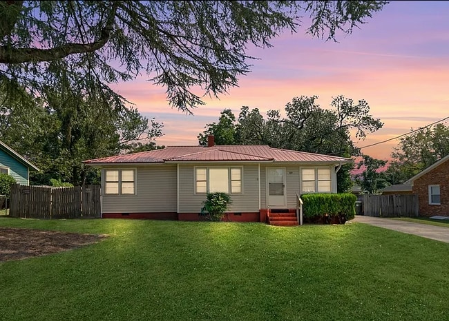 property at 909 Sandalwood Dr