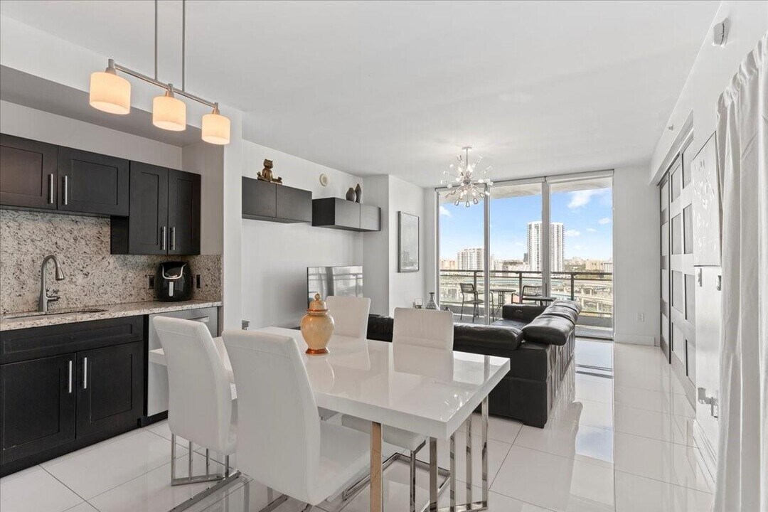 90 SW 3rd St, Unit 1607 in Miami, FL - Building Photo