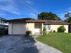 3927 Worcester Rd in Sarasota, FL - Building Photo - Building Photo