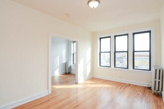 2704 N Sawyer Ave in Chicago, IL - Building Photo - Building Photo