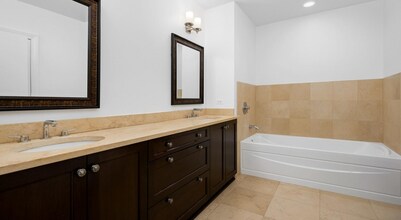 912 N State St, Unit 0908 in Chicago, IL - Building Photo - Building Photo