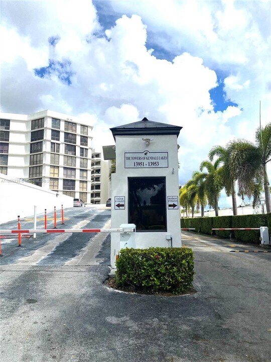 13953 Kendale Lakes Cir in Miami, FL - Building Photo