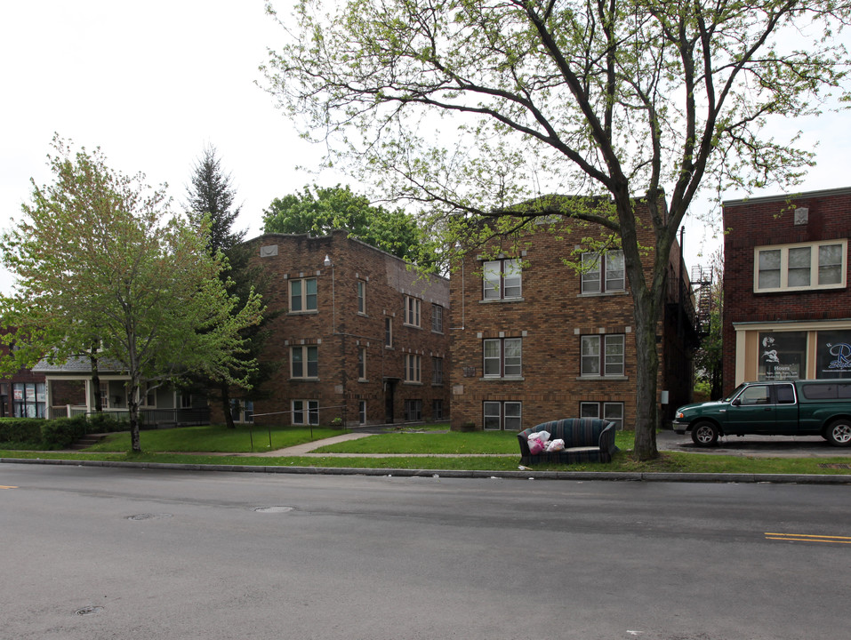 1955 E Main St in Rochester, NY - Foto de edificio