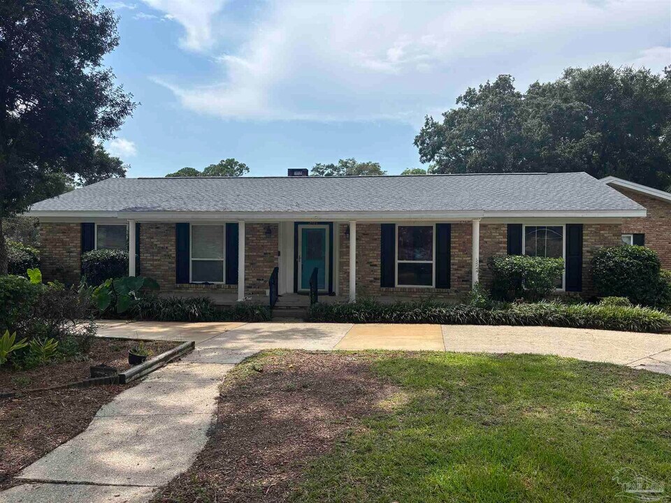 301 Teakwood Cir in Pensacola, FL - Building Photo