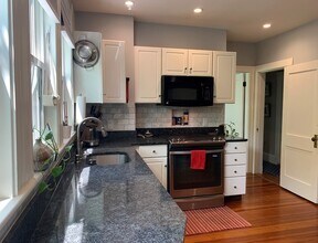 56 Farragut Ave, Unit 1 in Somerville, MA - Foto de edificio - Building Photo