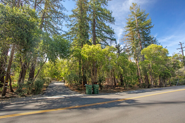 1060 Campus Drive in Stanford, CA - Building Photo - Building Photo