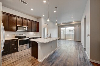 400 E Fremont Pl in Littleton, CO - Building Photo - Building Photo