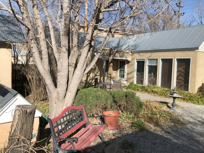 718 Mountain Rd NW, Unit B in Albuquerque, NM - Foto de edificio - Building Photo