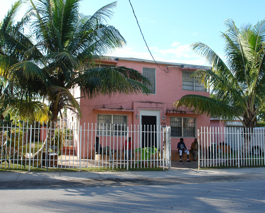 1762 NW 70th St in Miami, FL - Building Photo